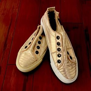 Brand new stylish sneakers. Light pink. Never worn, brand new. No box.